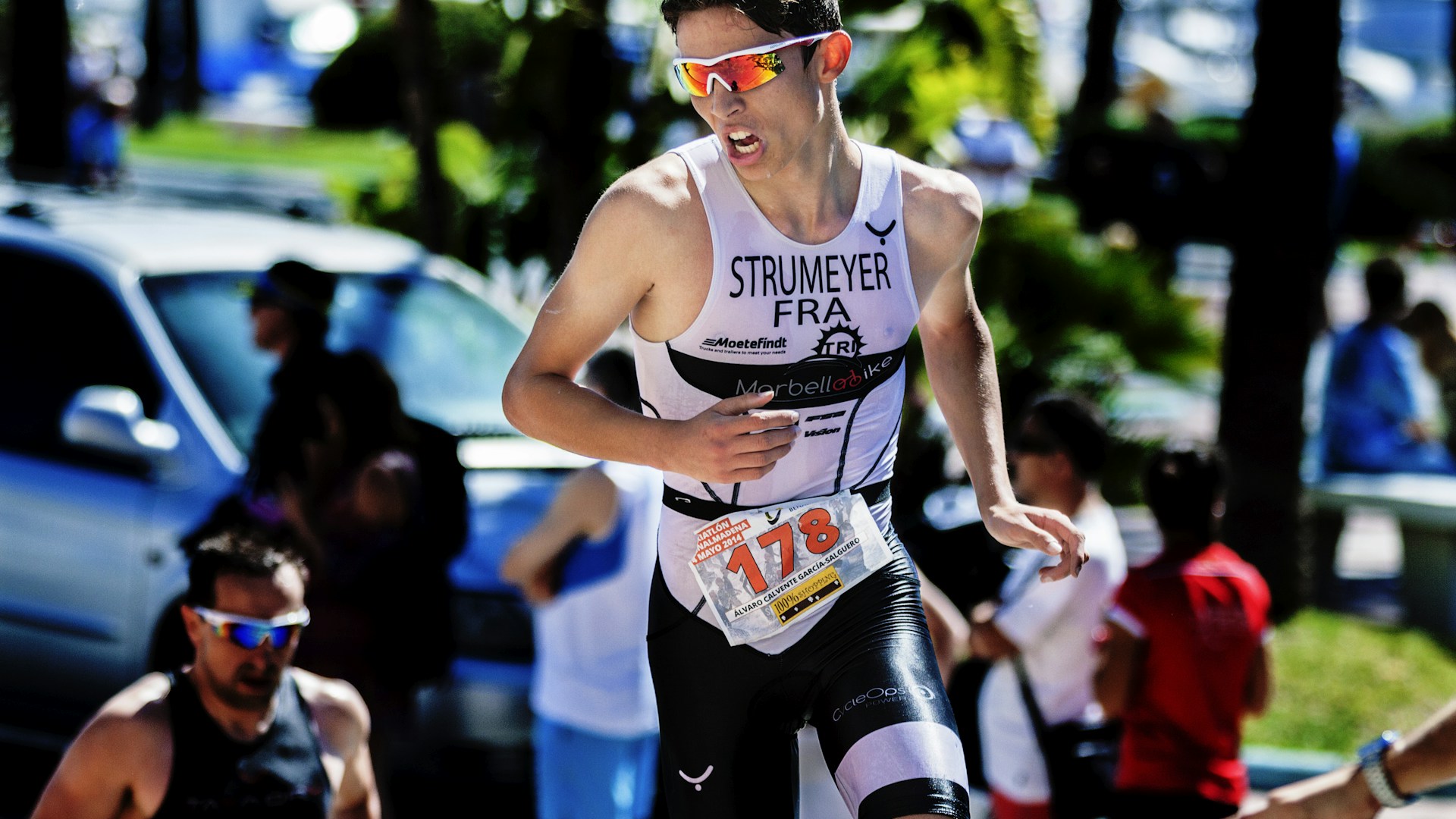 man running with no.178 ID